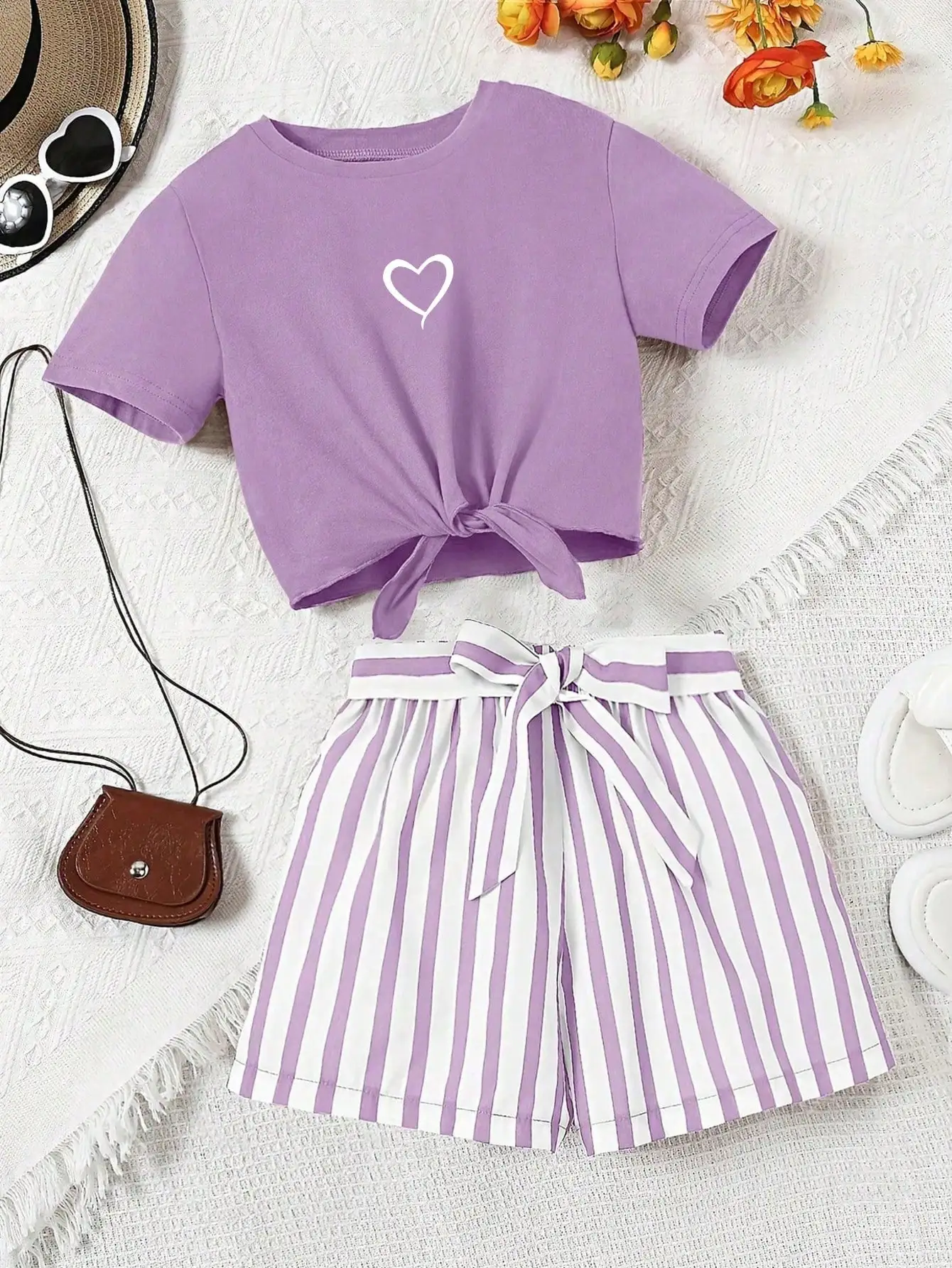 Printed girls' summer set, short sleeved T-shirt paired with casual shorts, stylish design, suitable for outdoor activities.