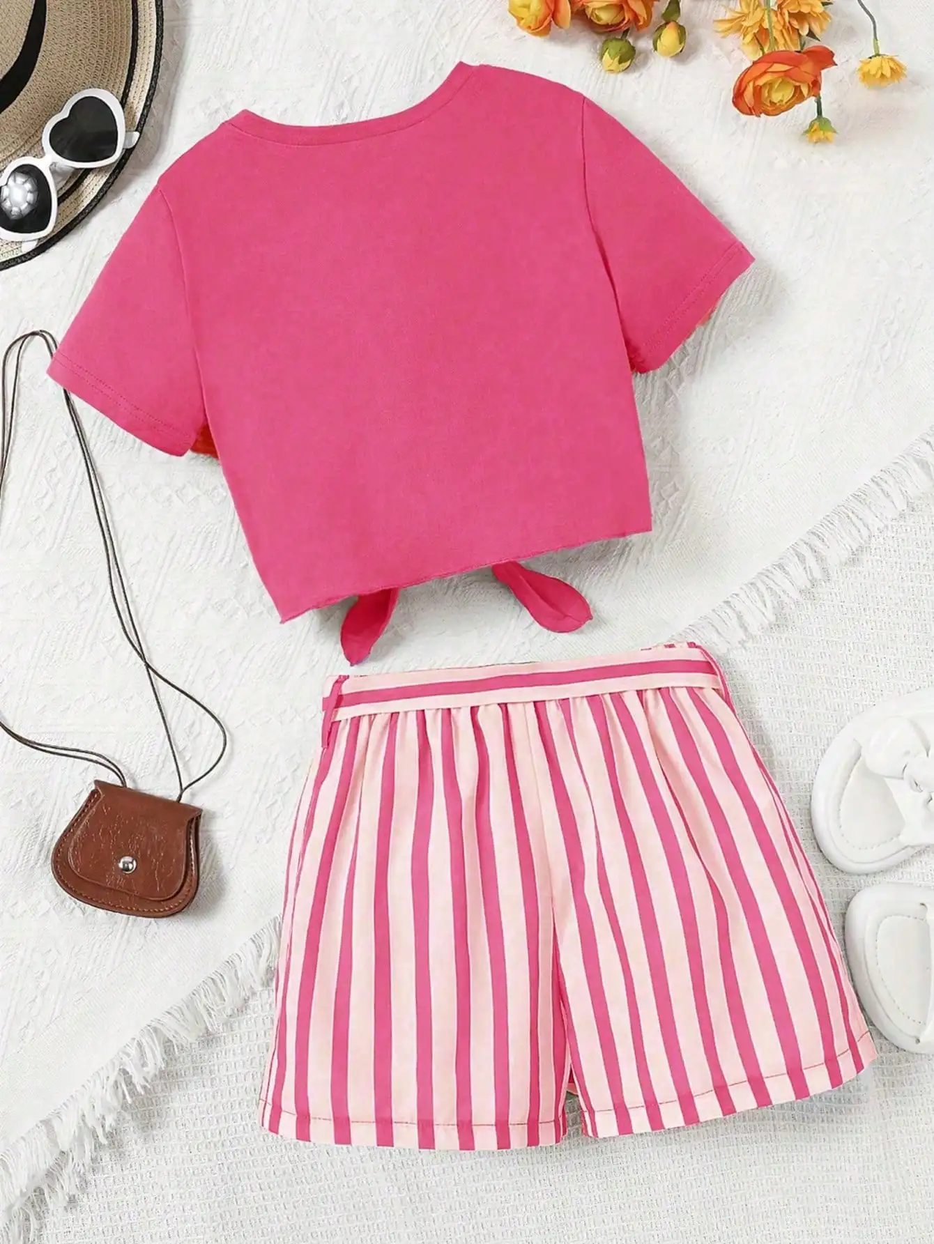 Printed girls' summer set, short sleeved T-shirt paired with casual shorts, stylish design, suitable for outdoor activities.
