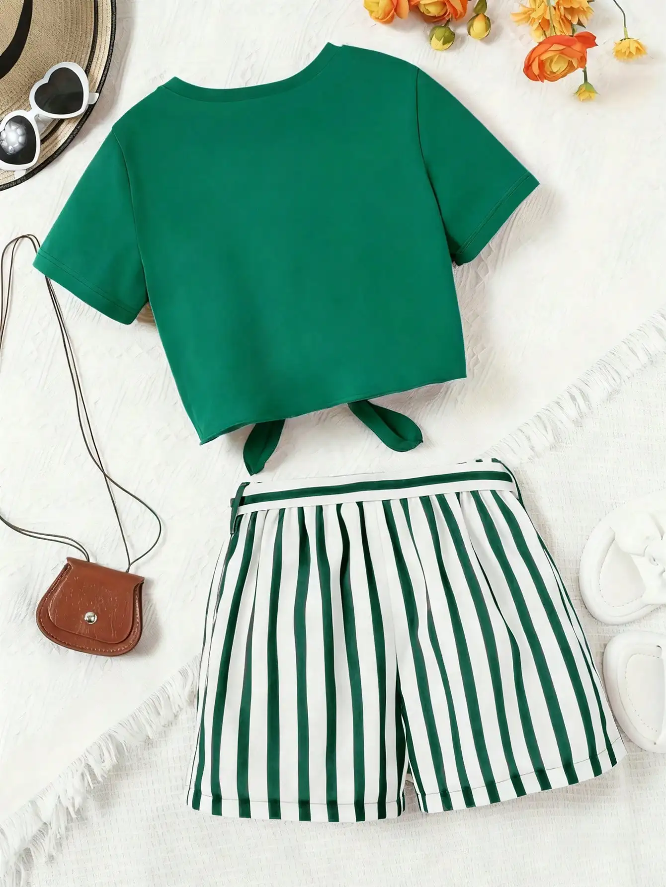 Printed girls' summer set, short sleeved T-shirt paired with casual shorts, stylish design, suitable for outdoor activities.