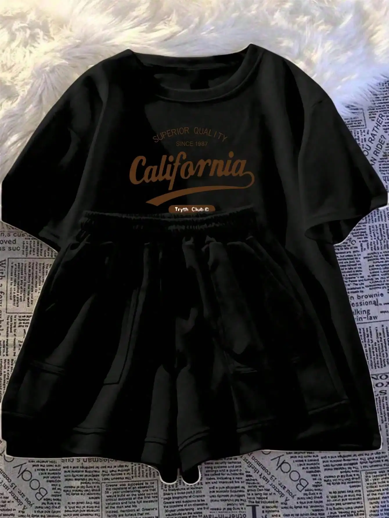 Printed girls' summer set, short sleeved T-shirt paired with casual shorts, stylish design, suitable for outdoor activities.