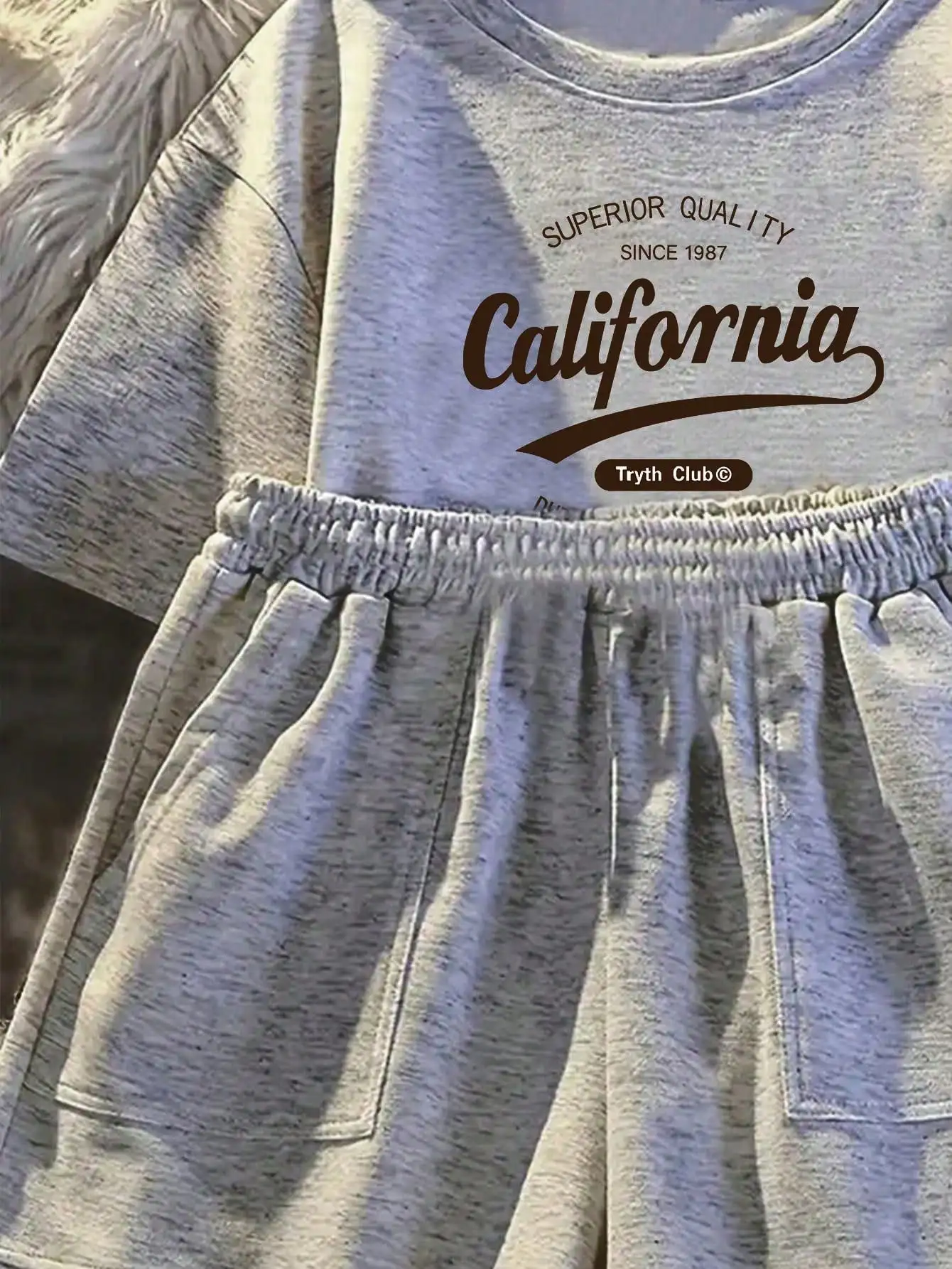 Printed girls' summer set, short sleeved T-shirt paired with casual shorts, stylish design, suitable for outdoor activities.