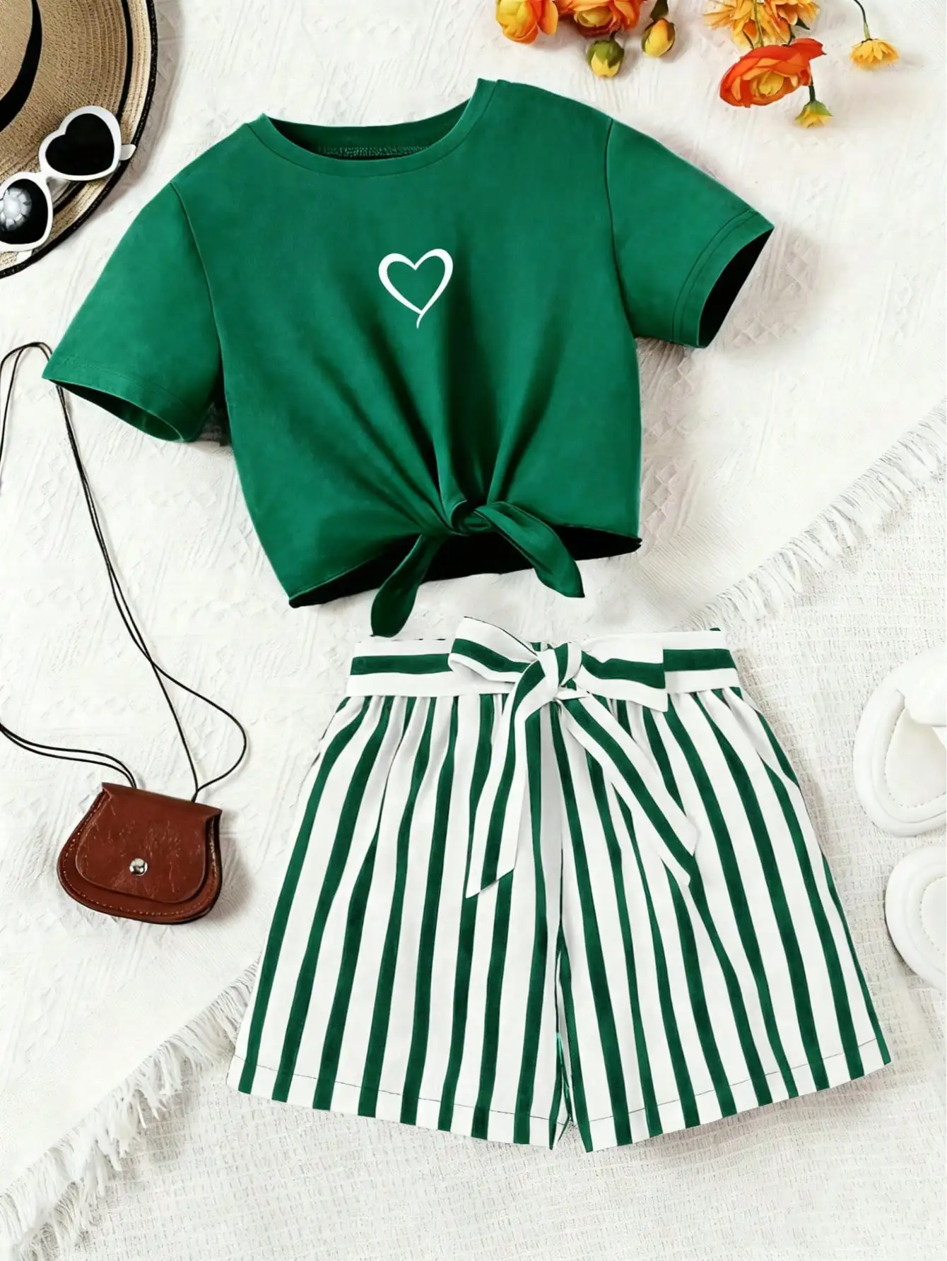 Printed girls' summer set, short sleeved T-shirt paired with casual shorts, stylish design, suitable for outdoor activities.