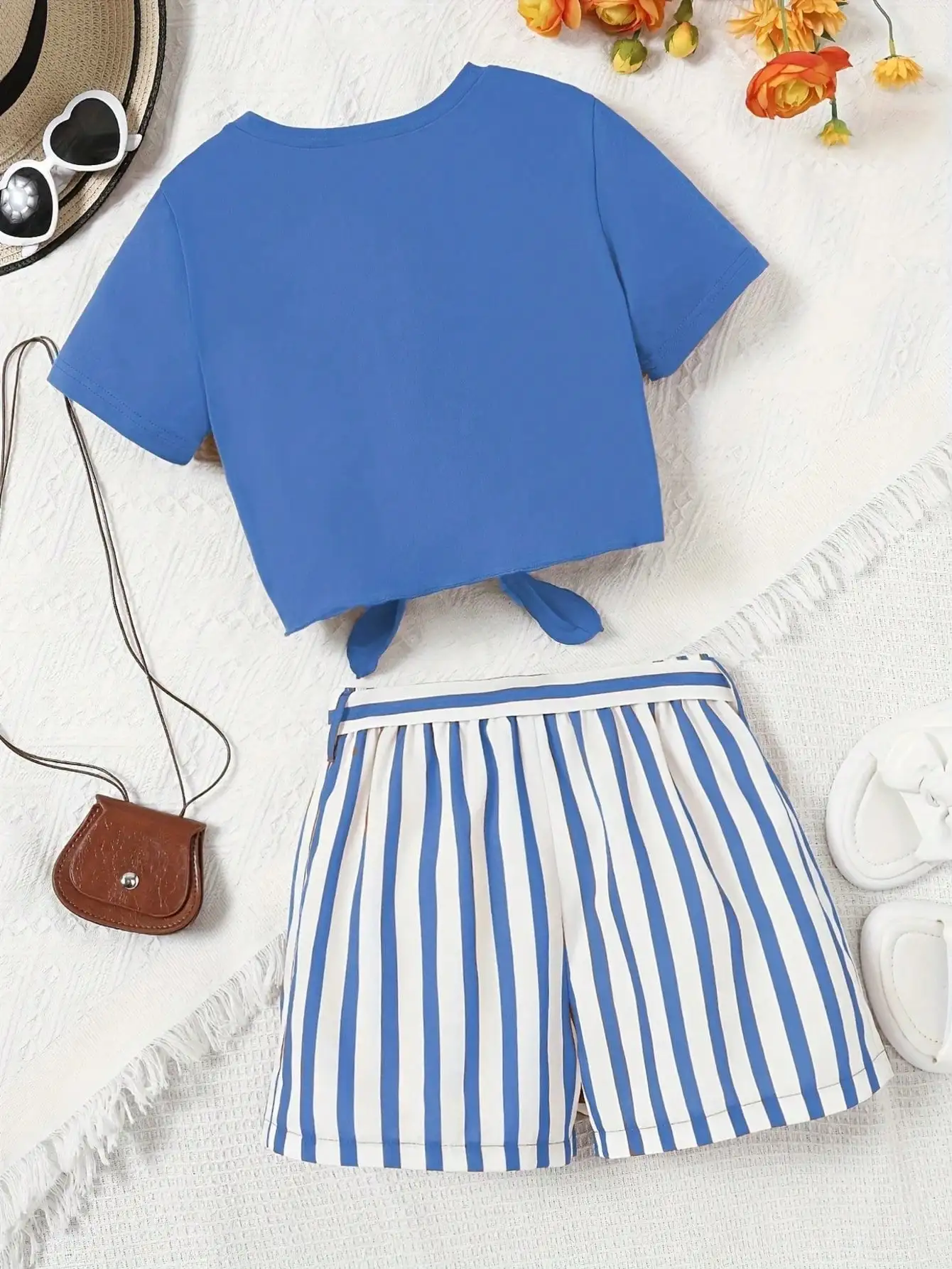 Printed girls' summer set, short sleeved T-shirt paired with casual shorts, stylish design, suitable for outdoor activities.