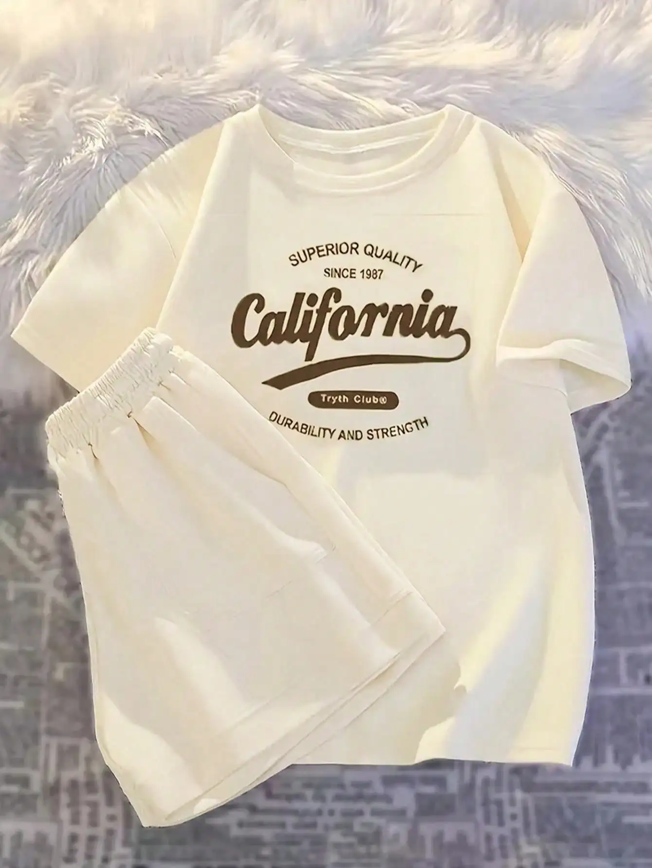 Printed girls' summer set, short sleeved T-shirt paired with casual shorts, stylish design, suitable for outdoor activities.