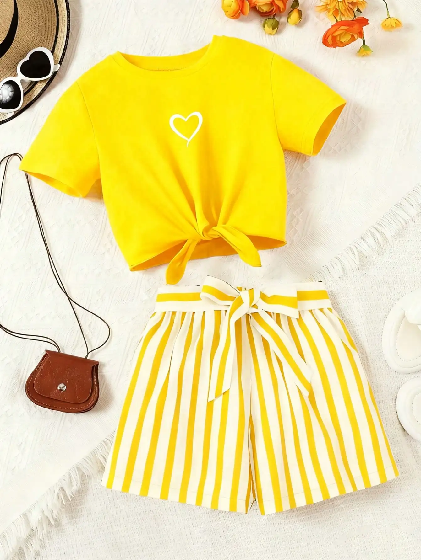 Printed girls' summer set, short sleeved T-shirt paired with casual shorts, stylish design, suitable for outdoor activities.