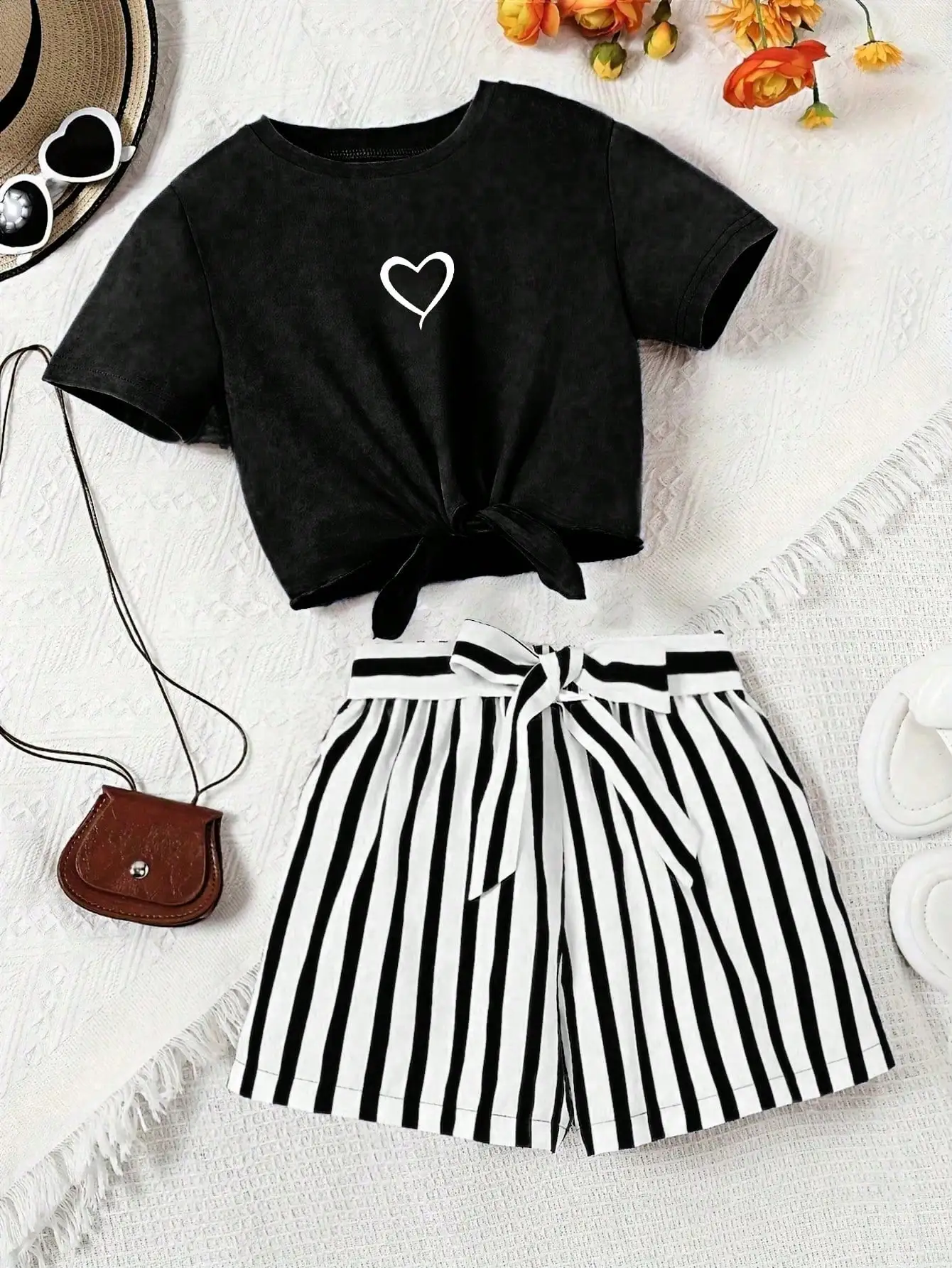 Printed girls' summer set, short sleeved T-shirt paired with casual shorts, stylish design, suitable for outdoor activities.