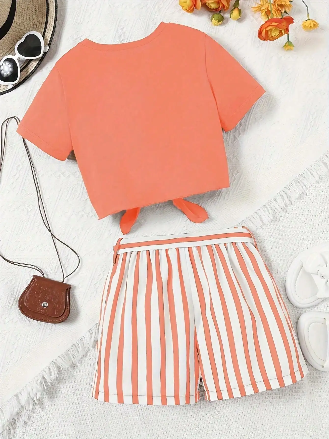 Printed girls' summer set, short sleeved T-shirt paired with casual shorts, stylish design, suitable for outdoor activities.