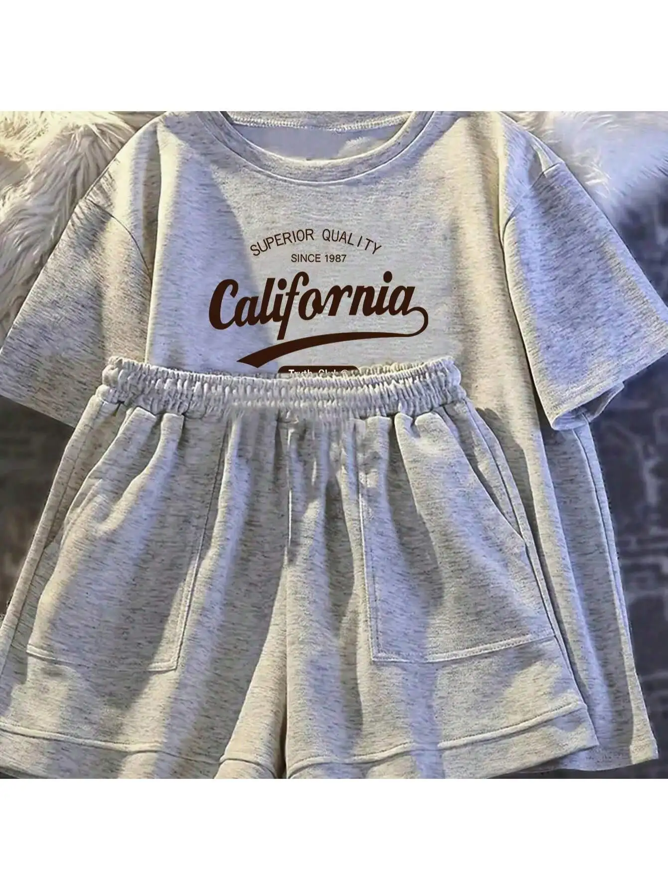 Printed girls' summer set, short sleeved T-shirt paired with casual shorts, stylish design, suitable for outdoor activities.