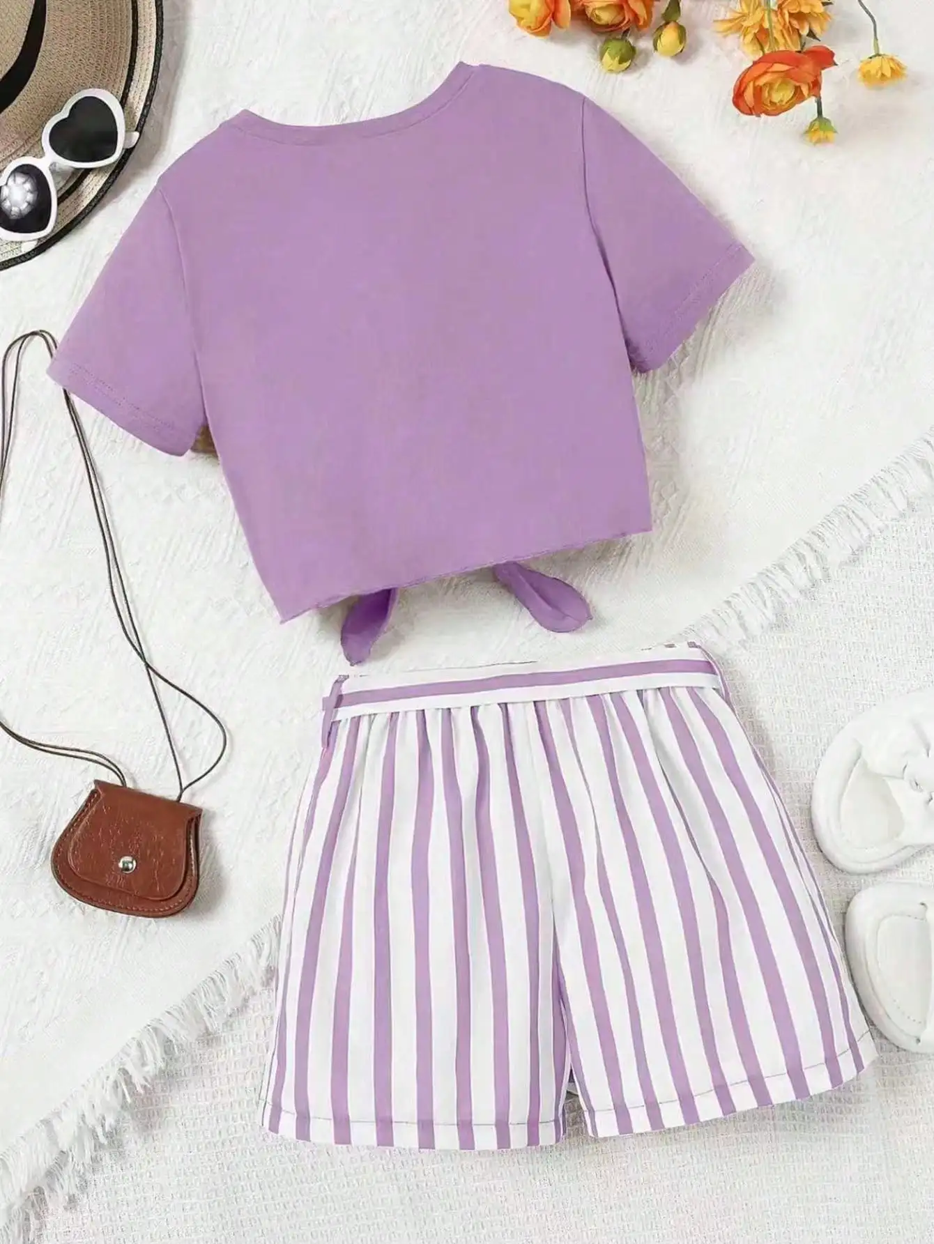 Printed girls' summer set, short sleeved T-shirt paired with casual shorts, stylish design, suitable for outdoor activities.