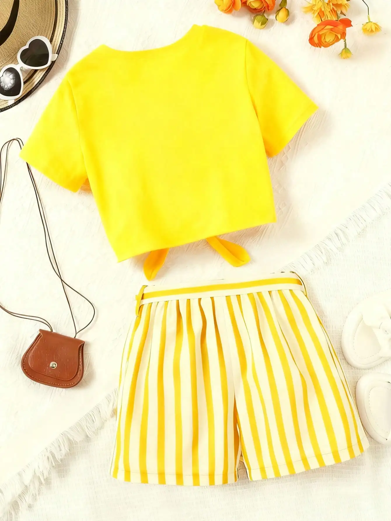 Printed girls' summer set, short sleeved T-shirt paired with casual shorts, stylish design, suitable for outdoor activities.