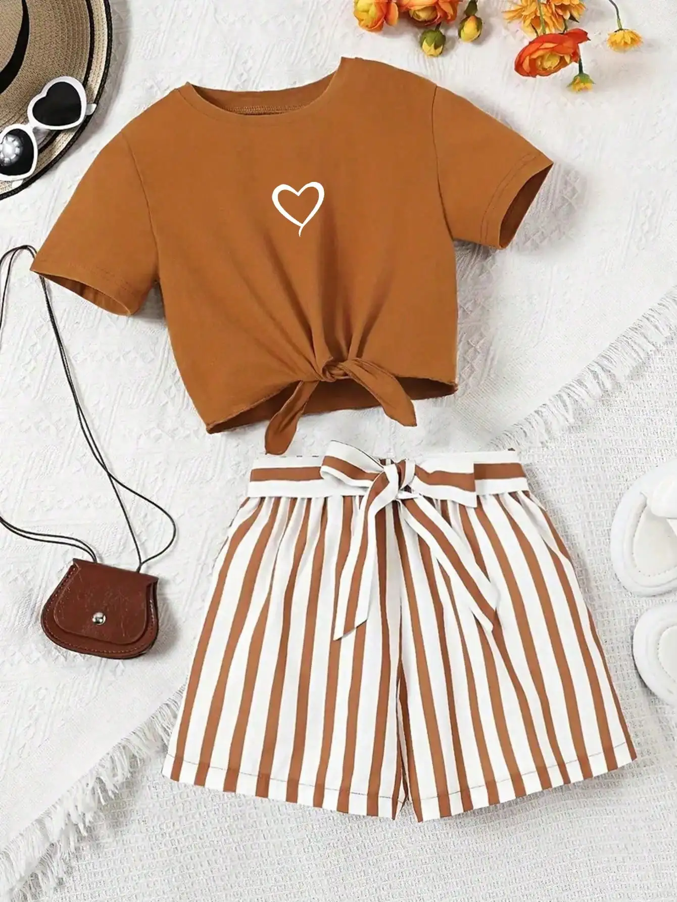 Printed girls' summer set, short sleeved T-shirt paired with casual shorts, stylish design, suitable for outdoor activities.