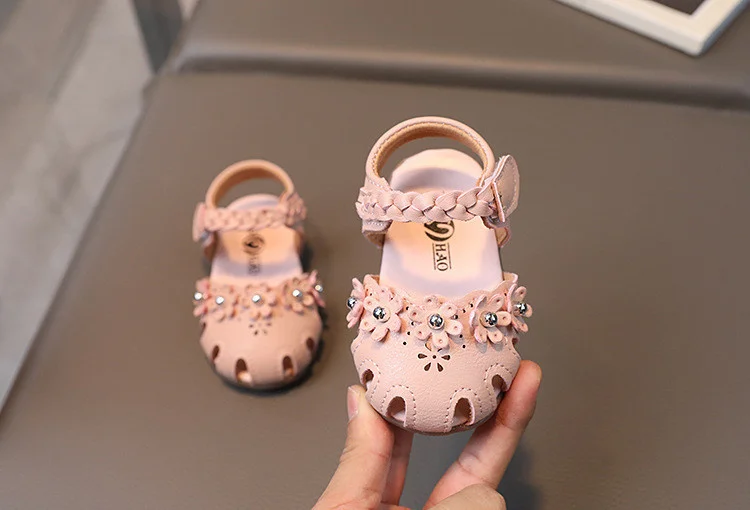 2026 New Baby Girl Cute Sandals Kids Summer Walking Shoes Soft Sole Girls Princess Beach Shoes Cute Flowers Fashion Hook&loop
