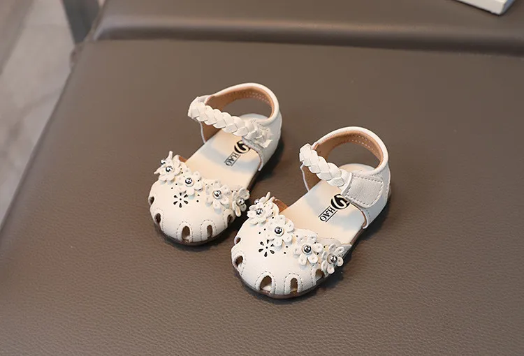 2026 New Baby Girl Cute Sandals Kids Summer Walking Shoes Soft Sole Girls Princess Beach Shoes Cute Flowers Fashion Hook&loop