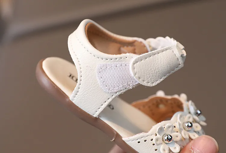 2026 New Baby Girl Cute Sandals Kids Summer Walking Shoes Soft Sole Girls Princess Beach Shoes Cute Flowers Fashion Hook&loop