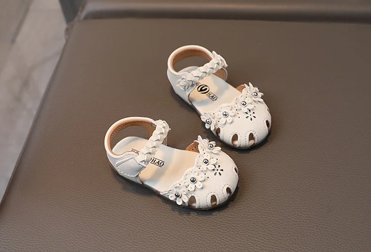 2026 New Baby Girl Cute Sandals Kids Summer Walking Shoes Soft Sole Girls Princess Beach Shoes Cute Flowers Fashion Hook&loop