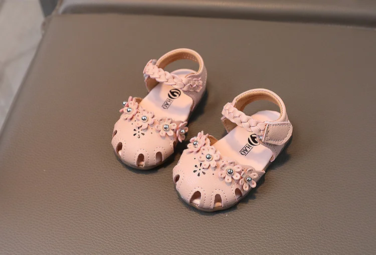 2026 New Baby Girl Cute Sandals Kids Summer Walking Shoes Soft Sole Girls Princess Beach Shoes Cute Flowers Fashion Hook&loop