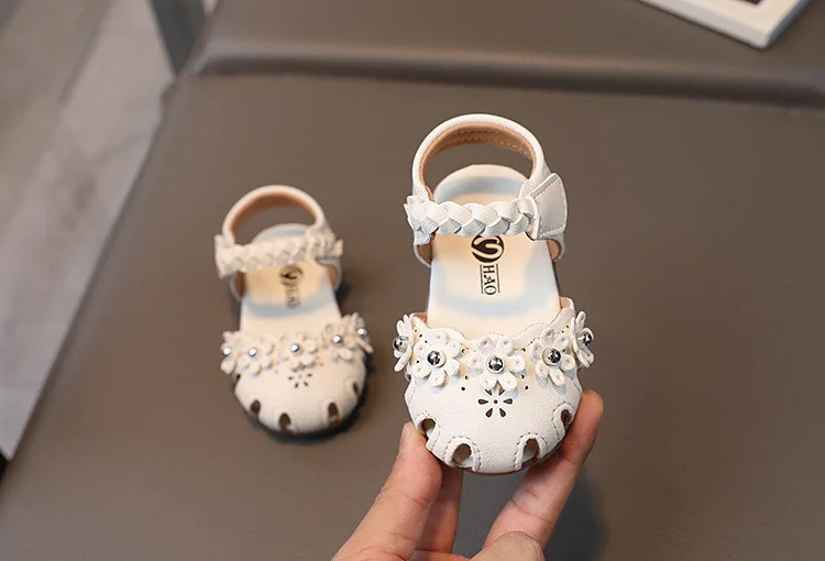 2026 New Baby Girl Cute Sandals Kids Summer Walking Shoes Soft Sole Girls Princess Beach Shoes Cute Flowers Fashion Hook&loop