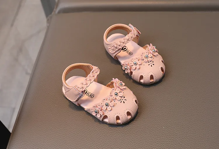2026 New Baby Girl Cute Sandals Kids Summer Walking Shoes Soft Sole Girls Princess Beach Shoes Cute Flowers Fashion Hook&loop