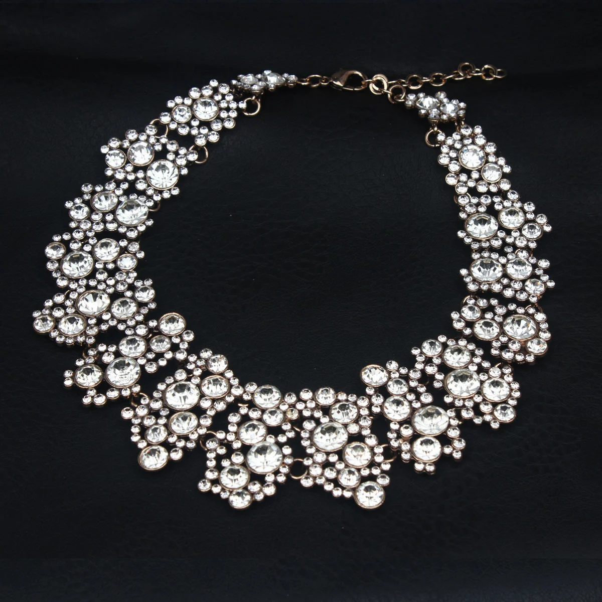 Short pearl fake collar necklace with diamonds. Fashionable retro pearl flowers. Wedding jewelry necklace.