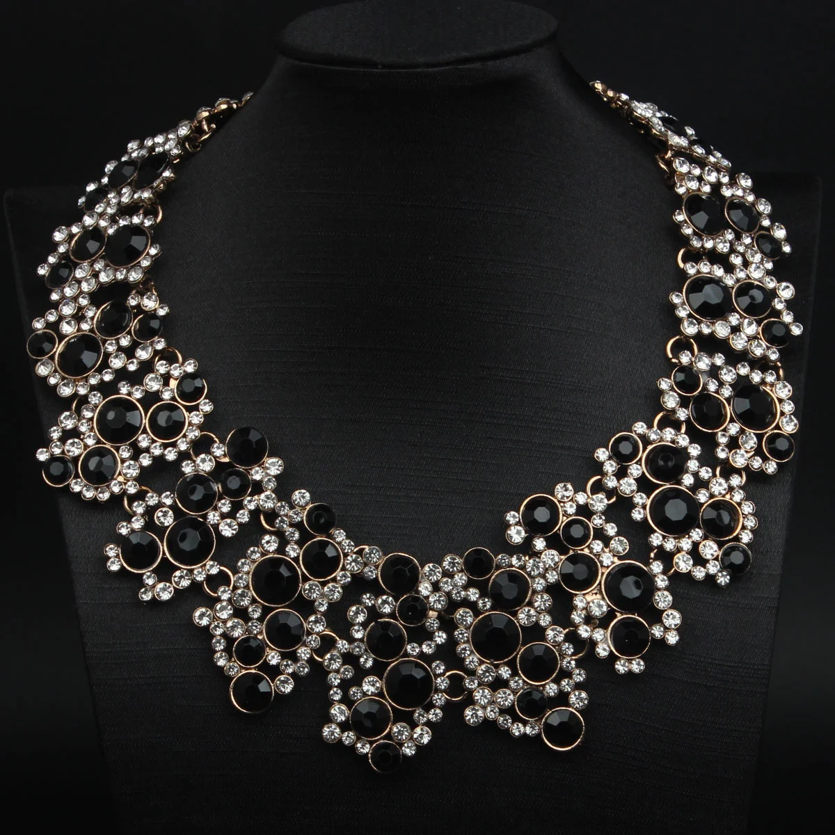 Short pearl fake collar necklace with diamonds. Fashionable retro pearl flowers. Wedding jewelry necklace.