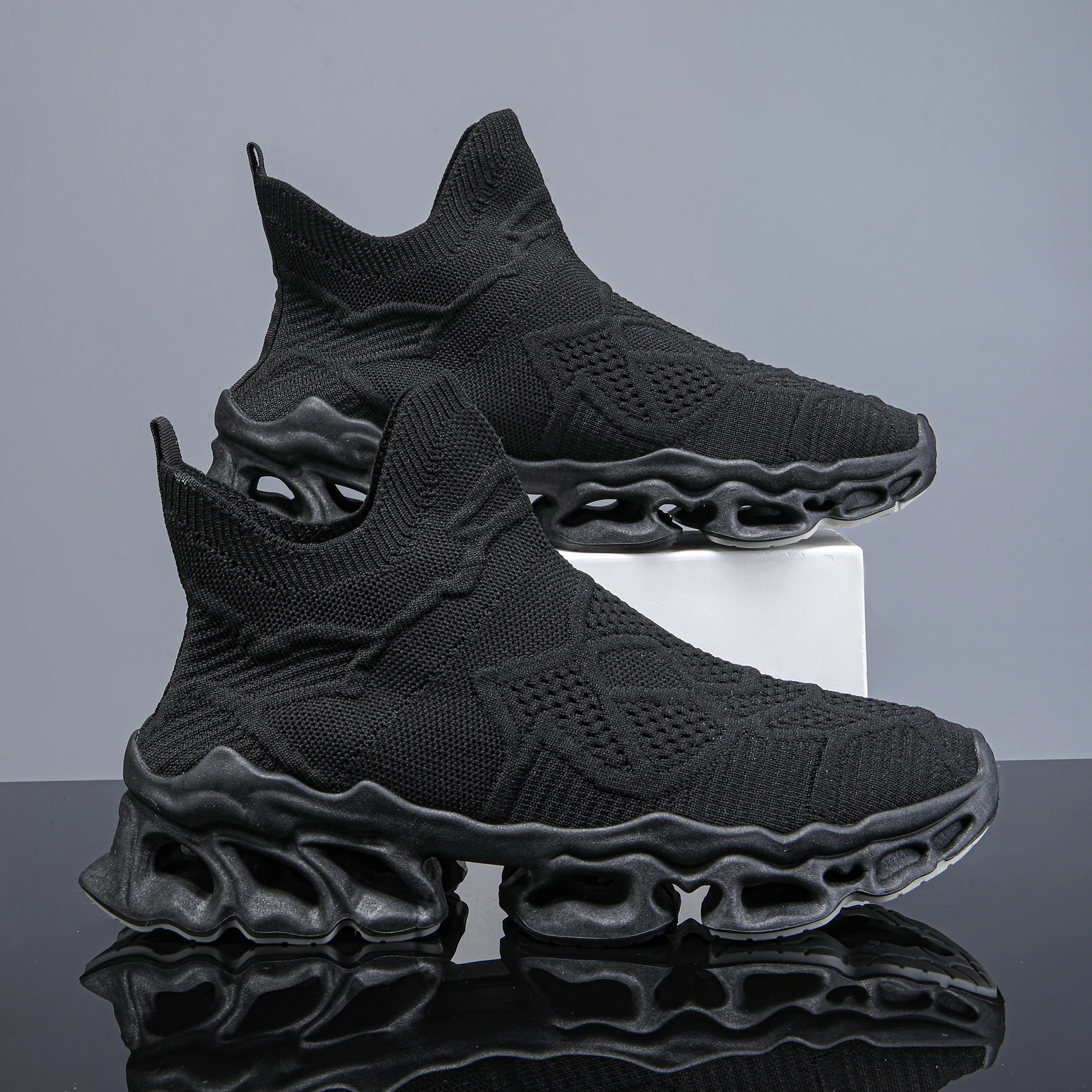 Men's Stylish Lightweight Casual Sneakers New Style Mesh Breathable Blade Sole Comfortable Fashionable Men's Footwear