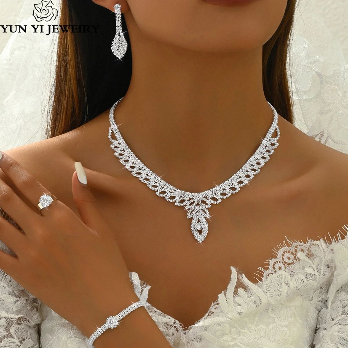 New product leaf necklace and earrings set of four pieces - fashionable European-style wedding diamond accessories