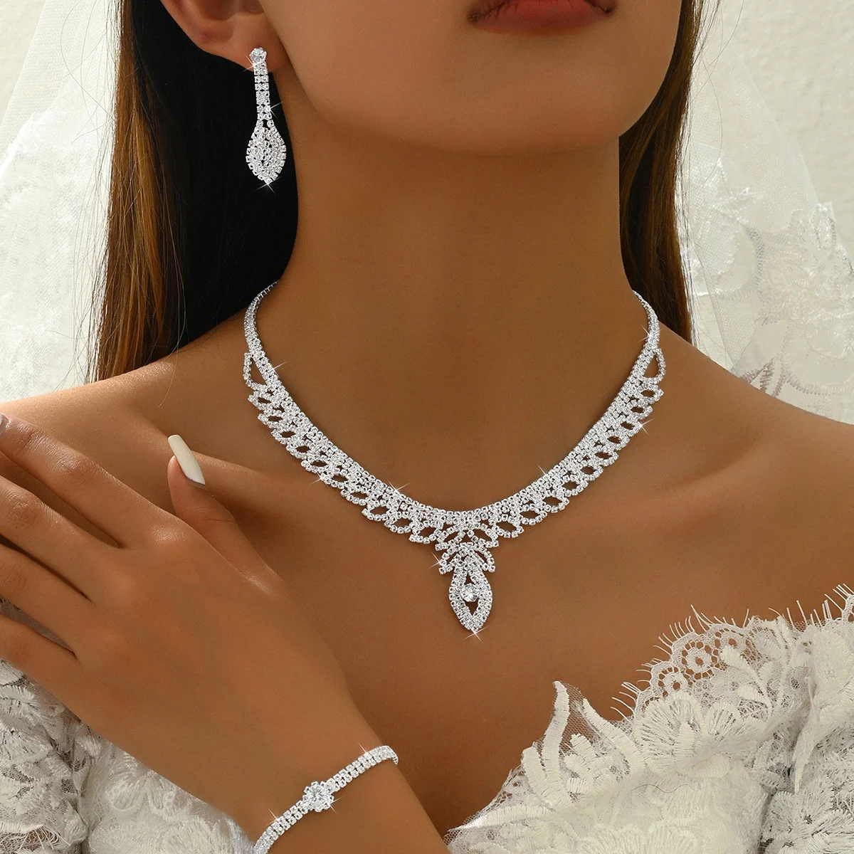 New product leaf necklace and earrings set of four pieces - fashionable European-style wedding diamond accessories