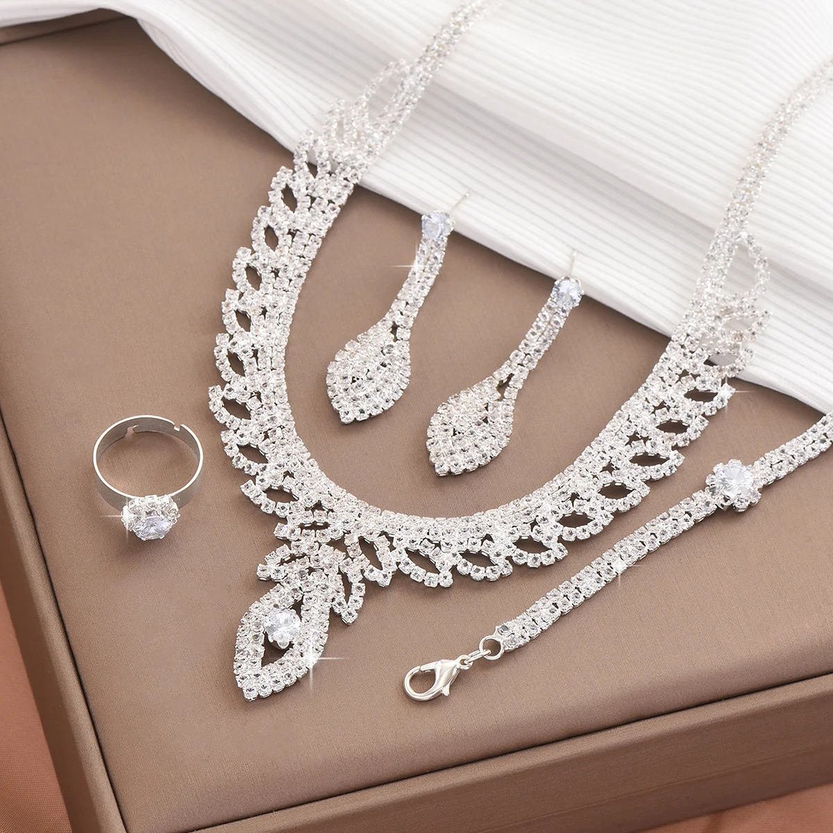 New product leaf necklace and earrings set of four pieces - fashionable European-style wedding diamond accessories