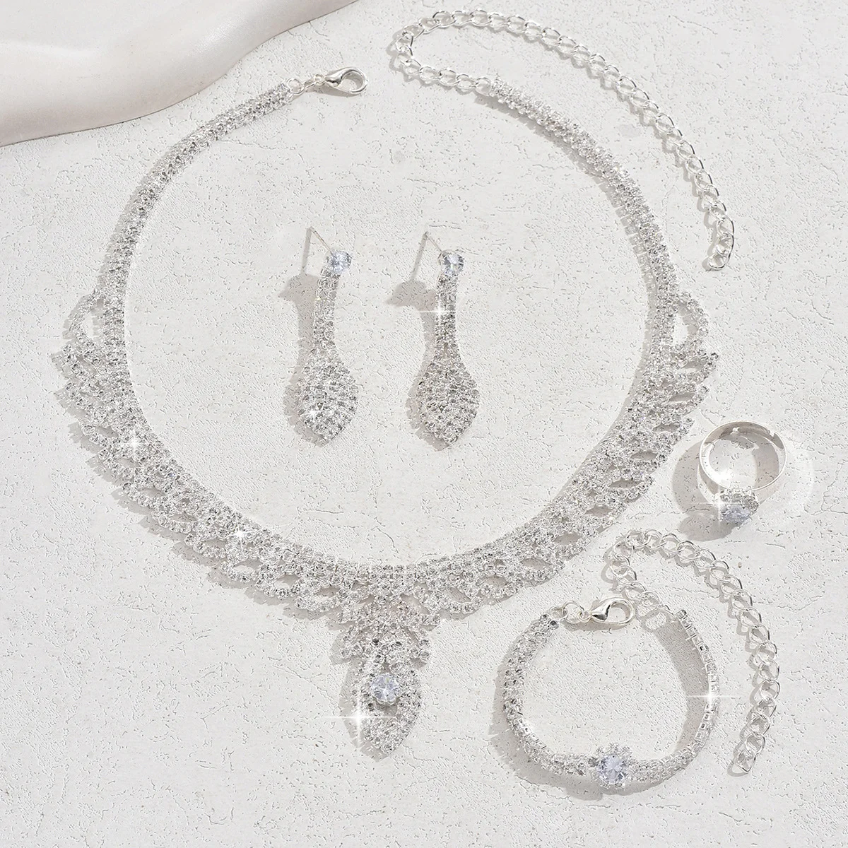 New product leaf necklace and earrings set of four pieces - fashionable European-style wedding diamond accessories