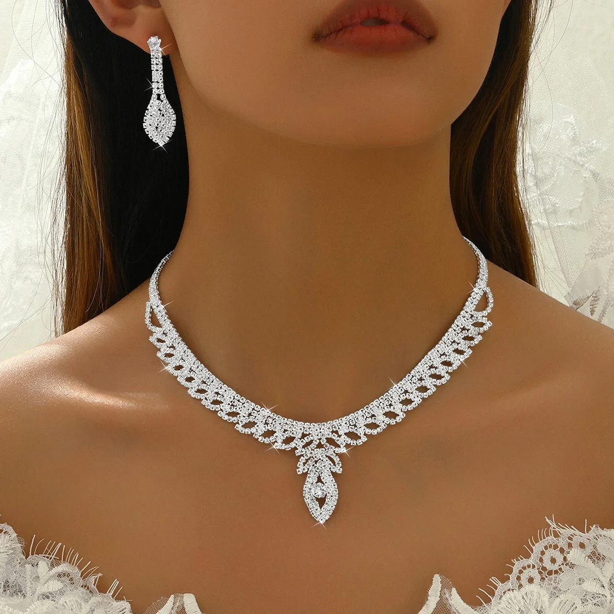 New product leaf necklace and earrings set of four pieces - fashionable European-style wedding diamond accessories
