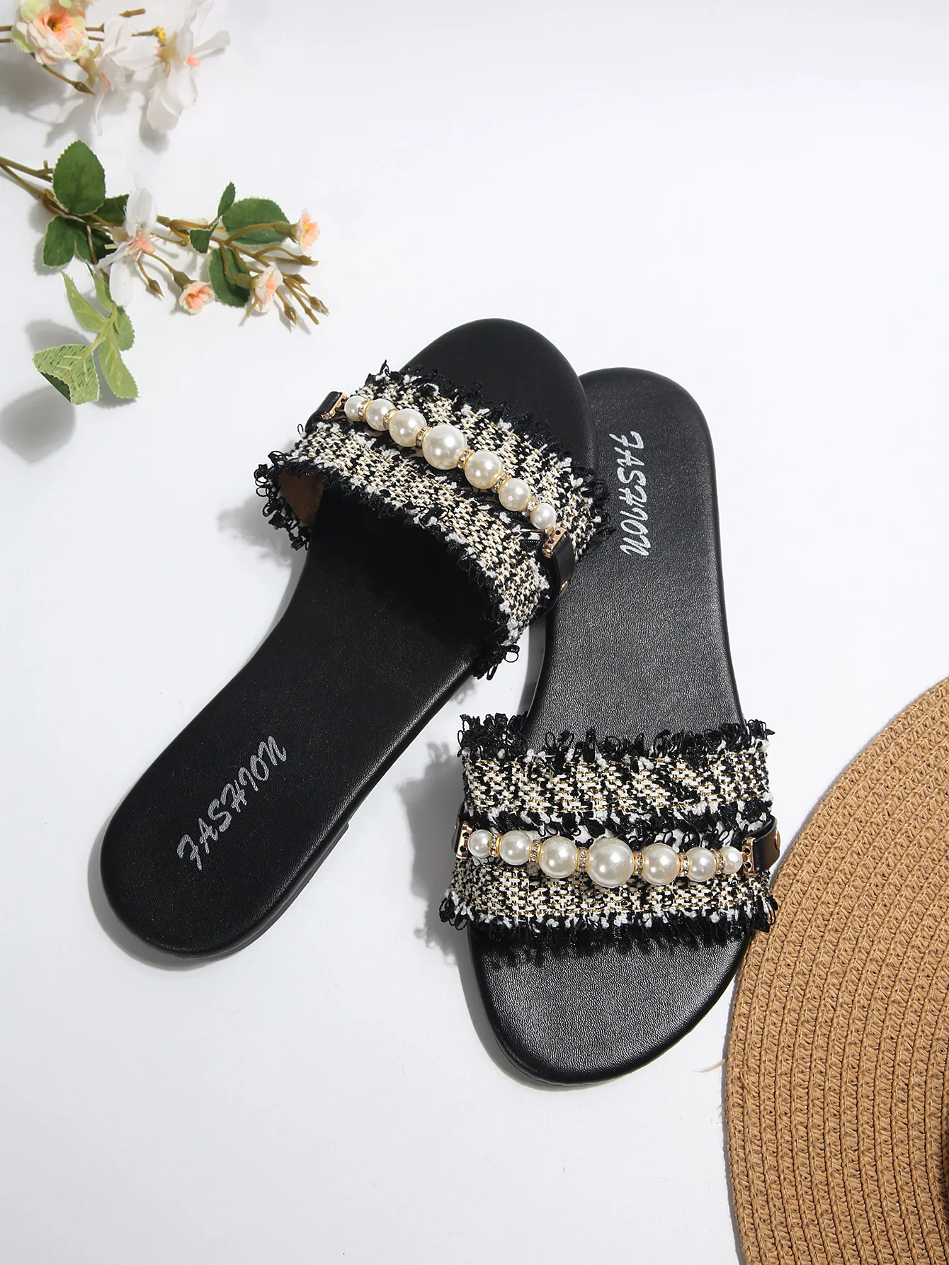 Women's Shoes New Fashion Slippers with Pearl Buckle, Versatile Solid Color Metal Decoration, Round Toe, Pearl Chain, Flat Sandals
