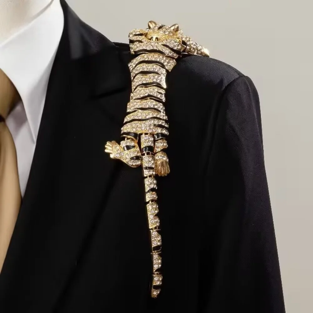 1 Piece Set Rhinestone Tiger Brooch, Bold Light Luxury Style, Suitable for Suit Jacket Accent / Formal Wear / Unique Holiday Gif