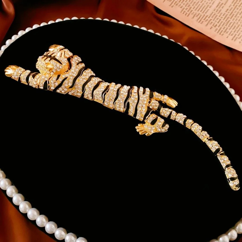 1 Piece Set Rhinestone Tiger Brooch, Bold Light Luxury Style, Suitable for Suit Jacket Accent / Formal Wear / Unique Holiday Gif