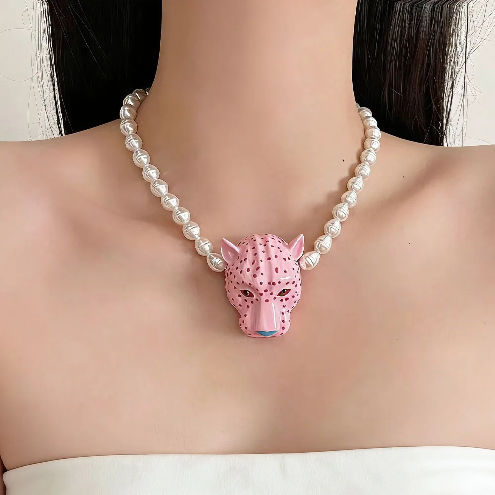 Elegant Enamel Leopard Pendant Necklace for Women Luxury High-End Queen Style Beaded Clavicle Chain Daily Party Accessory