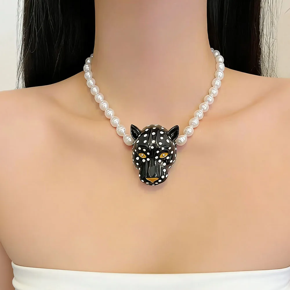 Elegant Enamel Leopard Pendant Necklace for Women Luxury High-End Queen Style Beaded Clavicle Chain Daily Party Accessory