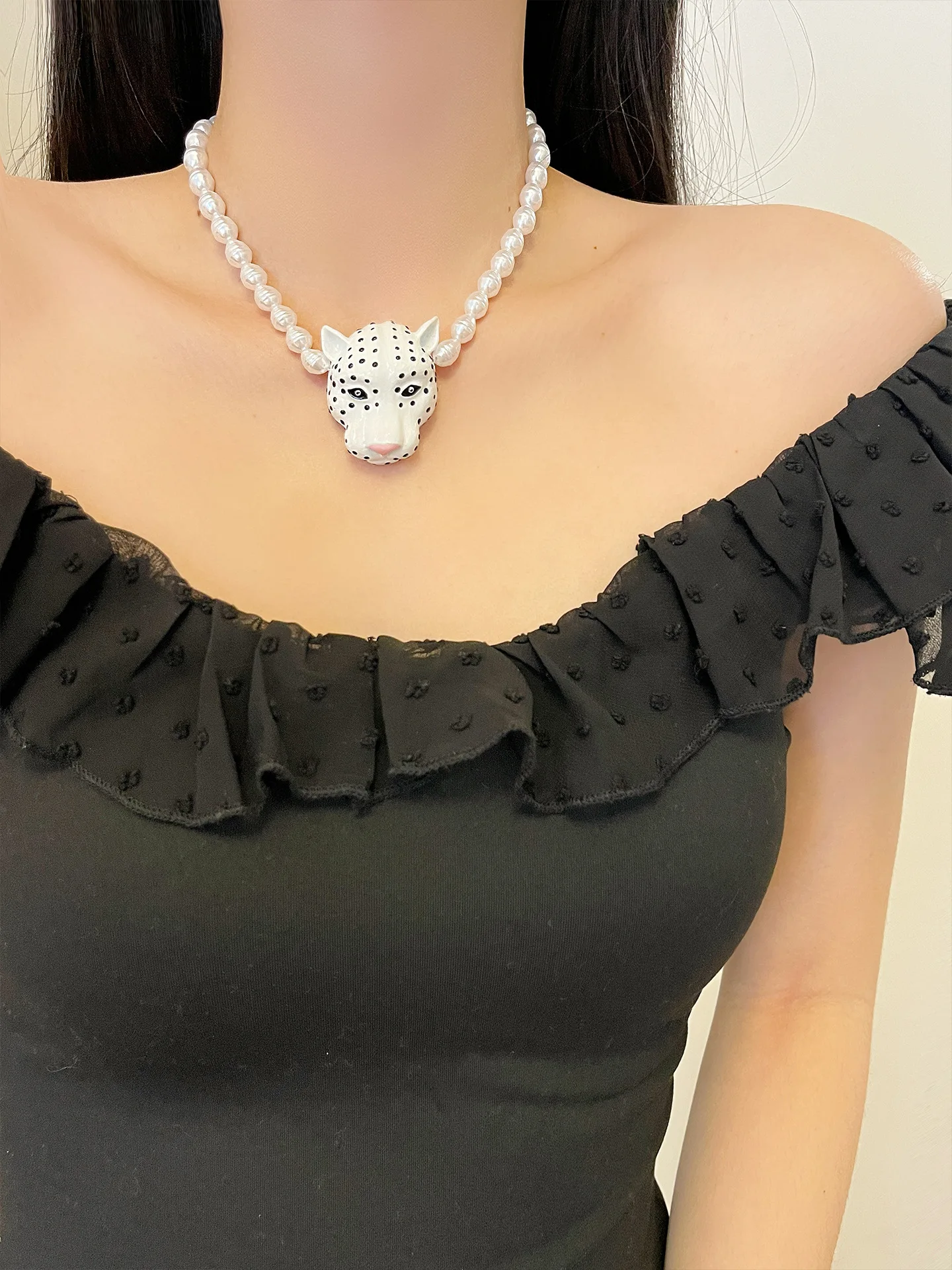 Elegant Enamel Leopard Pendant Necklace for Women Luxury High-End Queen Style Beaded Clavicle Chain Daily Party Accessory