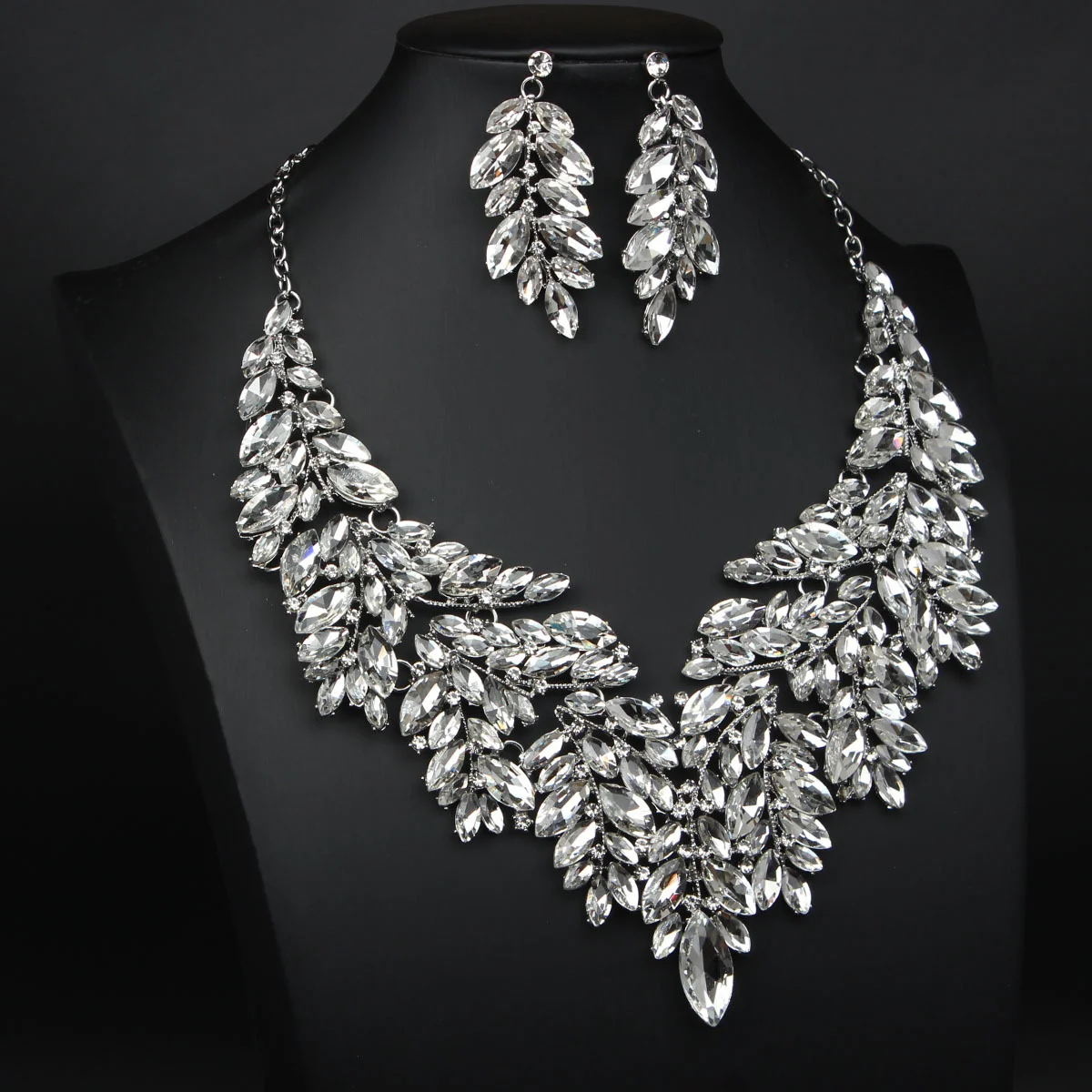 Luxurious artificial crystal necklace and earrings set for women's formal evening gown as a gift for the wife