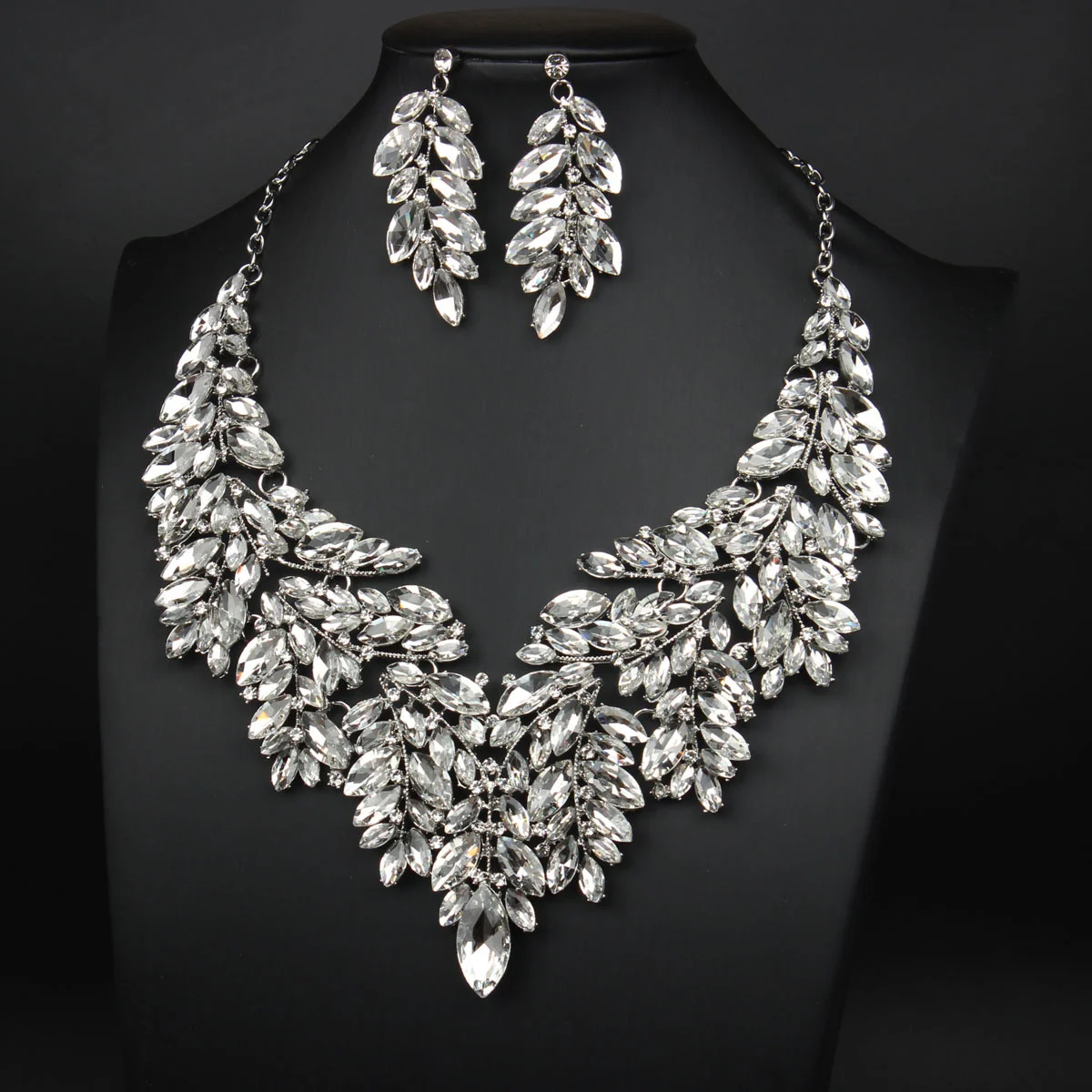 Luxurious artificial crystal necklace and earrings set for women's formal evening gown as a gift for the wife