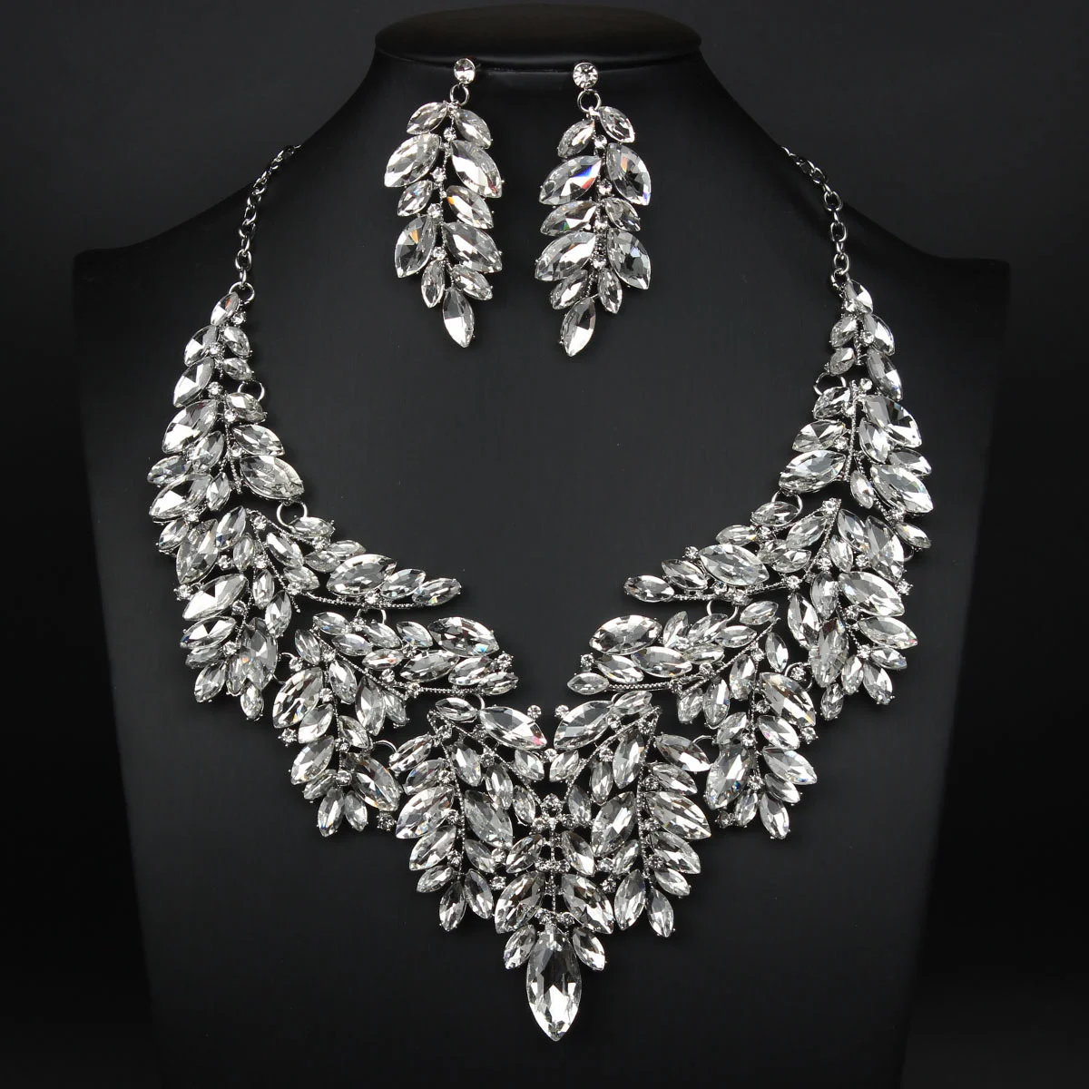 Luxurious artificial crystal necklace and earrings set for women's formal evening gown as a gift for the wife