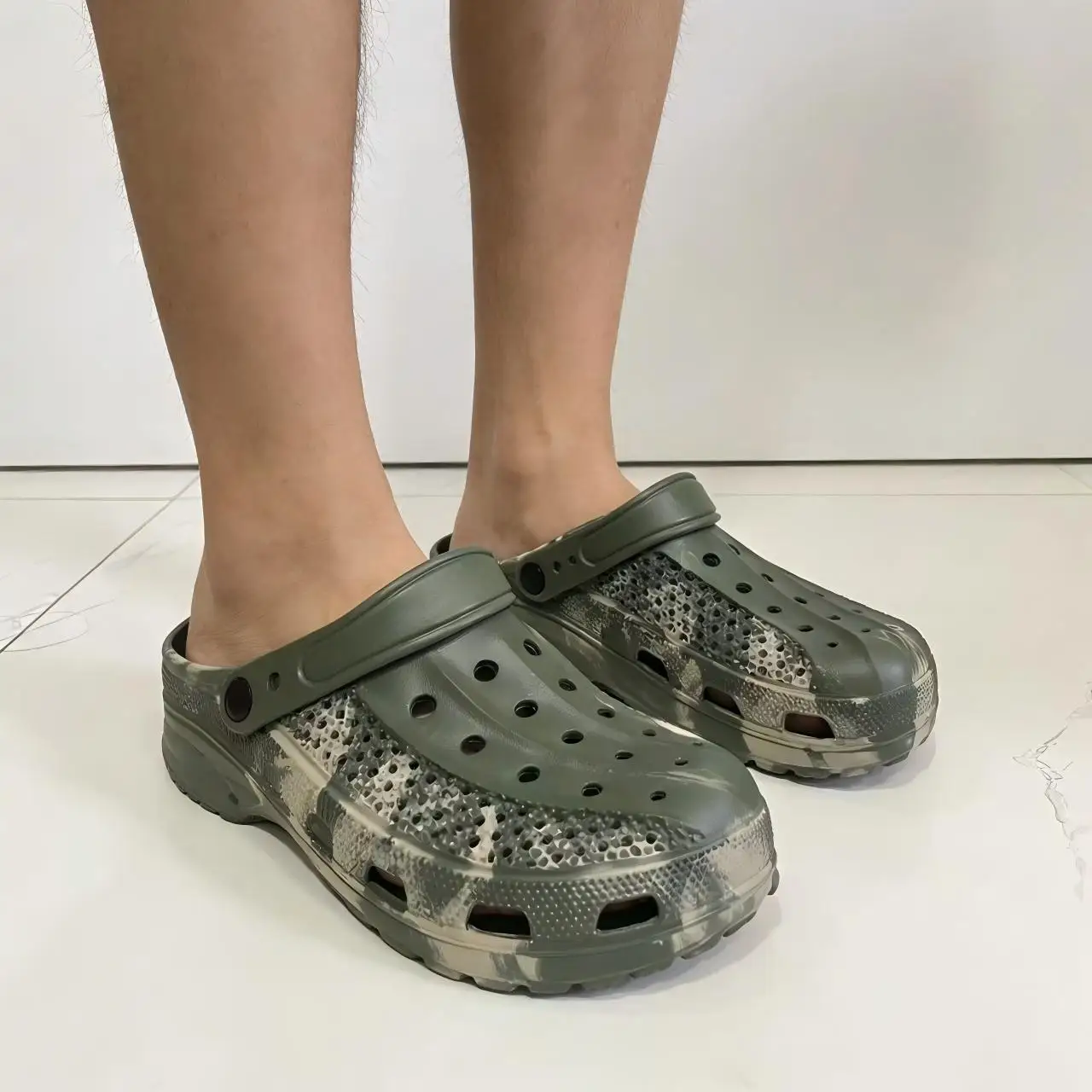 Men's High-End Color-Blocked Clogs, Soft-Soled Beach Shoes for Men and Women, Summer Non-Slip and Breathable