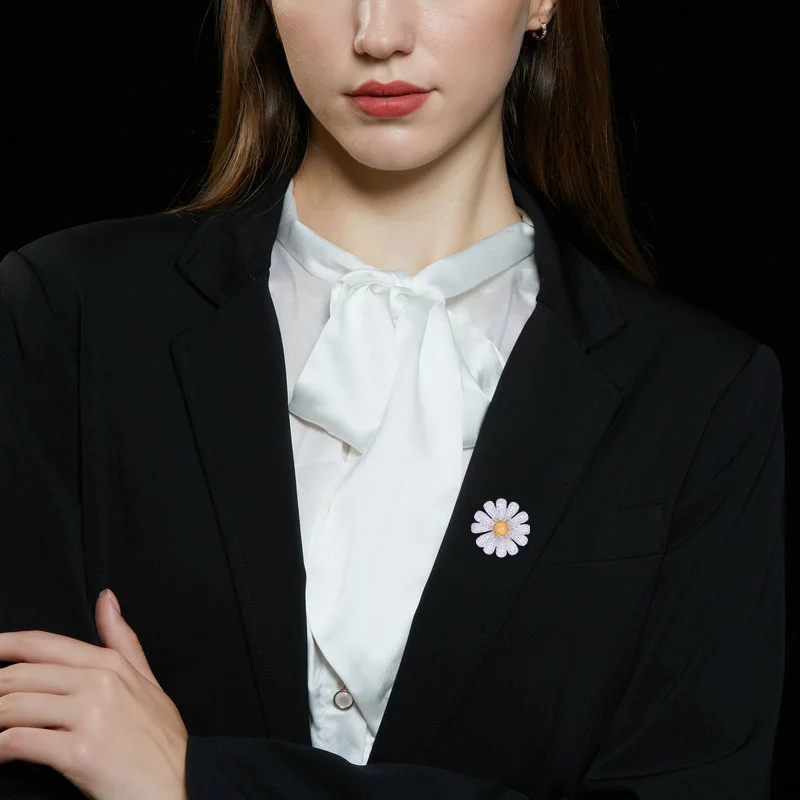 Light luxury zircon daisy sunflower brooch simple and elegant luxury neckline decorative pin summer anti-exposure buckle