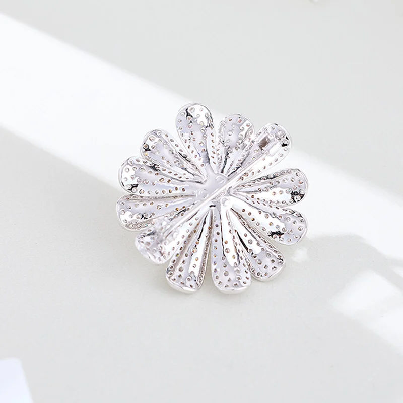 Light luxury zircon daisy sunflower brooch simple and elegant luxury neckline decorative pin summer anti-exposure buckle