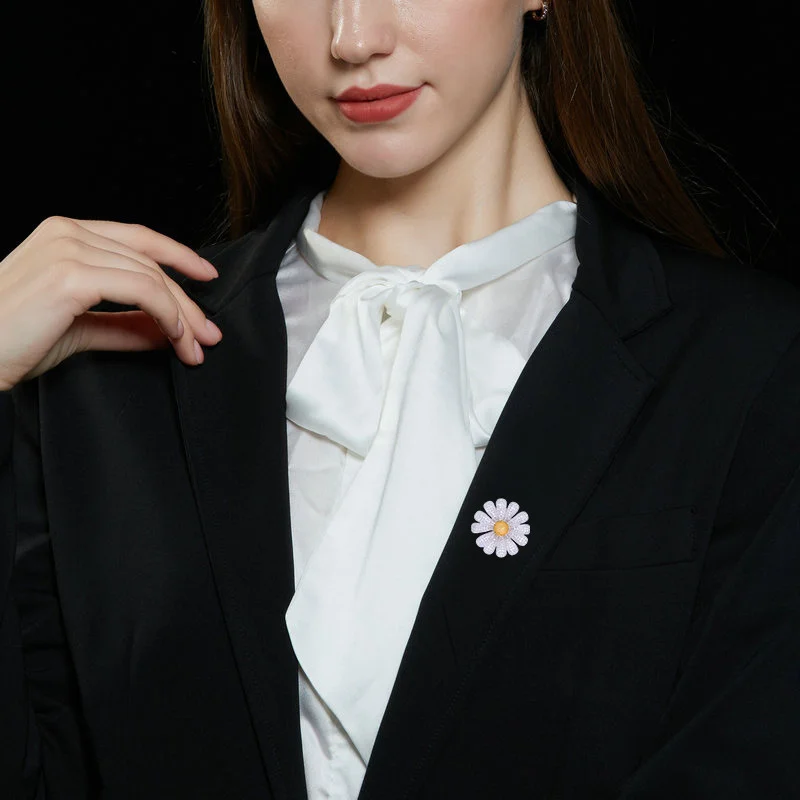 Light luxury zircon daisy sunflower brooch simple and elegant luxury neckline decorative pin summer anti-exposure buckle