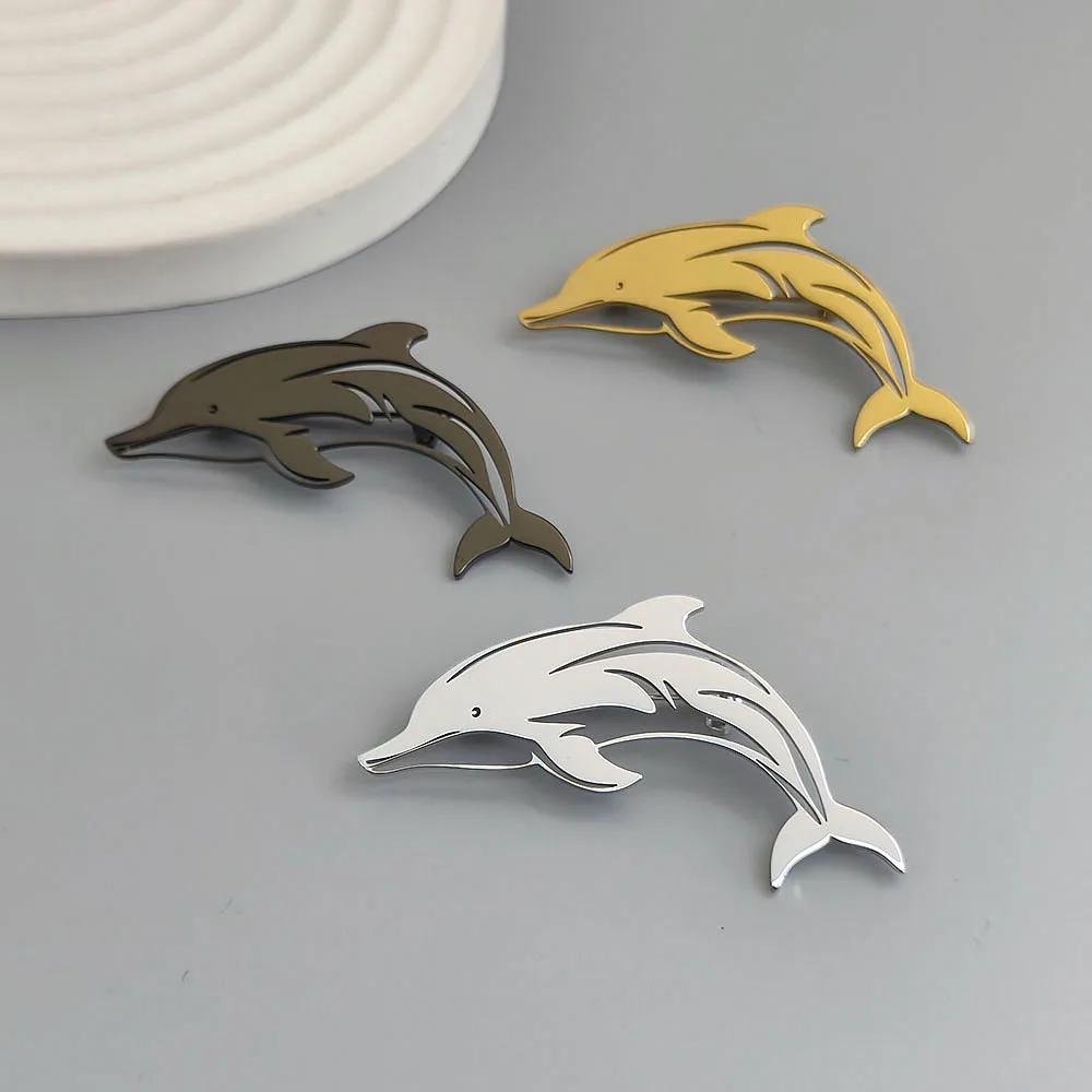 Original design hollow dolphin gold-plated stainless steel brooch, waterproof and non-fading brooch, suit accessories