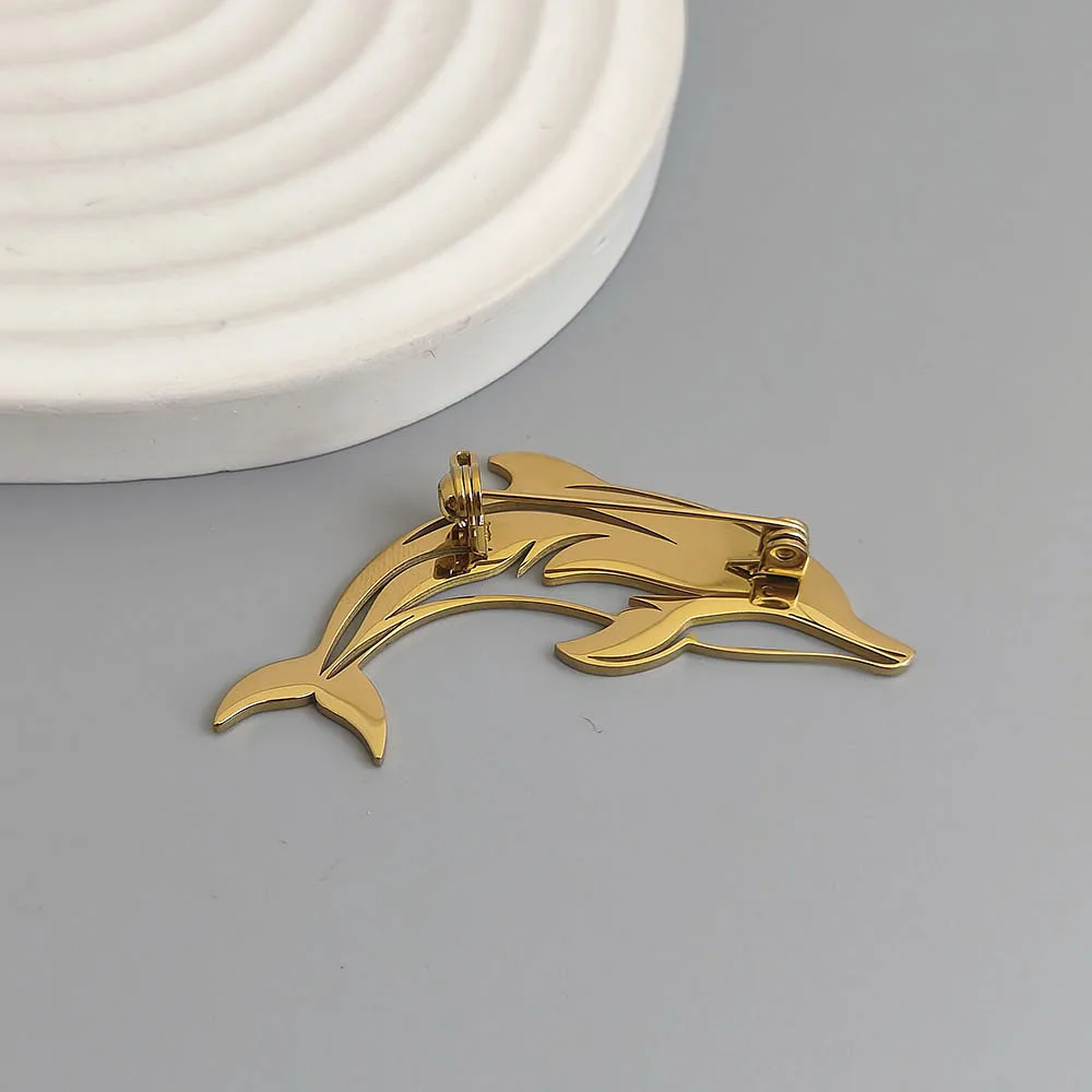 Original design hollow dolphin gold-plated stainless steel brooch, waterproof and non-fading brooch, suit accessories