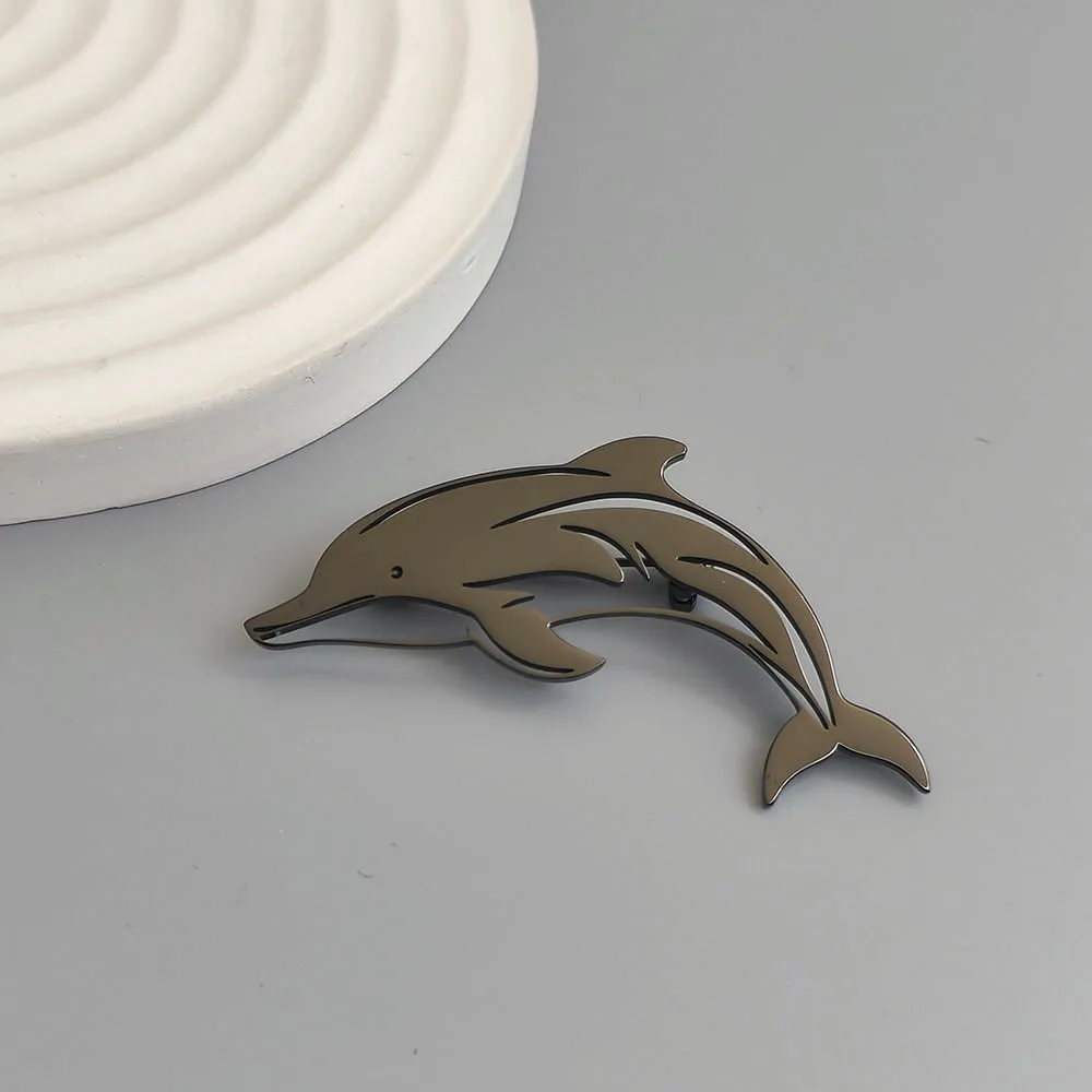 Original design hollow dolphin gold-plated stainless steel brooch, waterproof and non-fading brooch, suit accessories