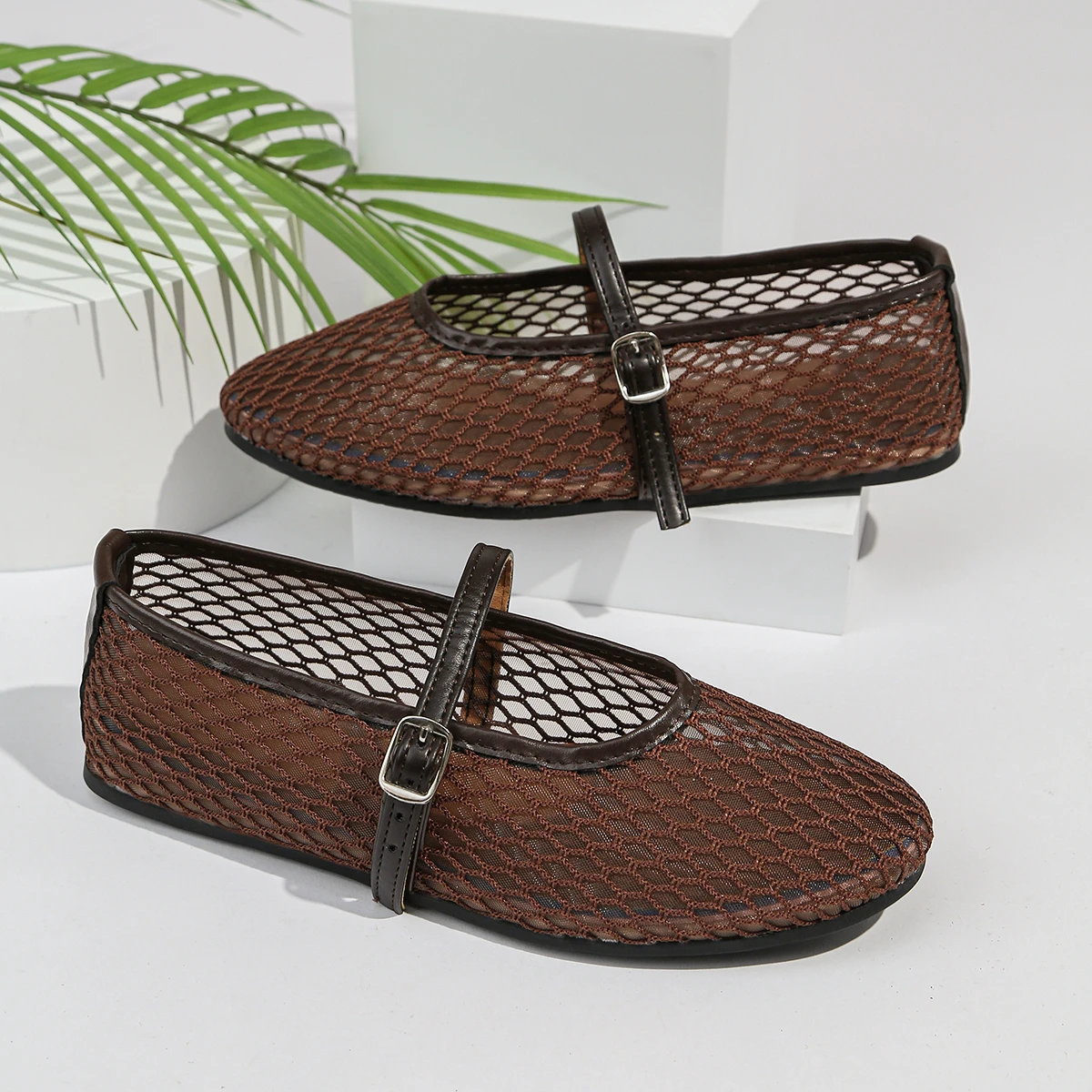 2026 Summer Designer Cosy Mesh Heels Women Flat Shoes Fashion Round Toe Buckle Strap Casual Outdoor Dress Sandals