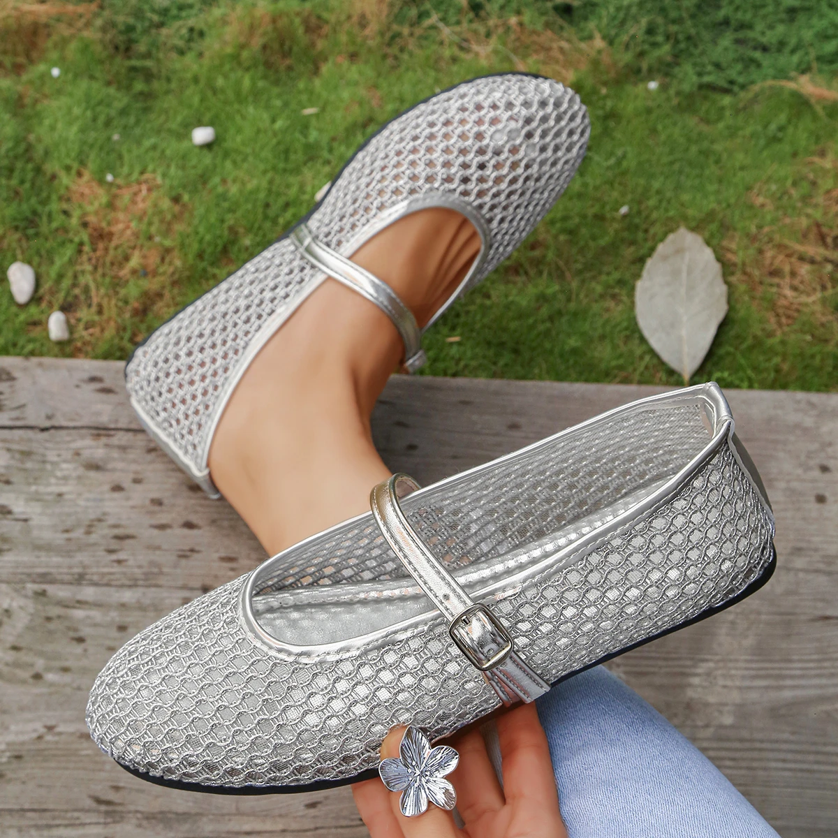 2026 Summer Designer Cosy Mesh Heels Women Flat Shoes Fashion Round Toe Buckle Strap Casual Outdoor Dress Sandals