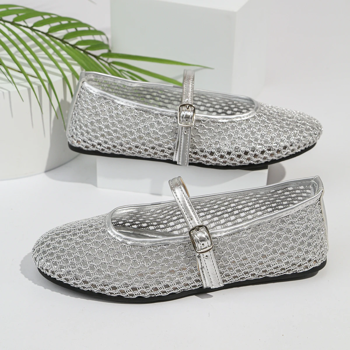 2026 Summer Designer Cosy Mesh Heels Women Flat Shoes Fashion Round Toe Buckle Strap Casual Outdoor Dress Sandals