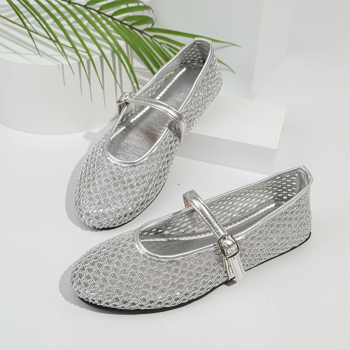 2026 Summer Designer Cosy Mesh Heels Women Flat Shoes Fashion Round Toe Buckle Strap Casual Outdoor Dress Sandals